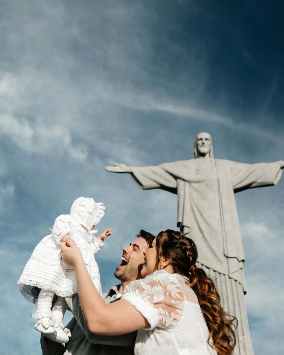 Renata Dominguez batiza a filha no Cristo Redentor — Foto: Trevo Filmes