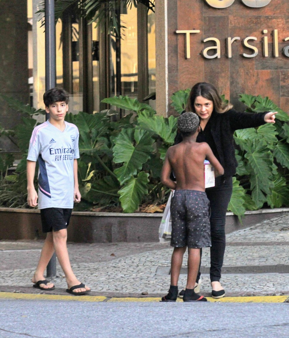 Cláudia Abreu passeia com o filho — Foto: Dan Delmiro/ AgNews