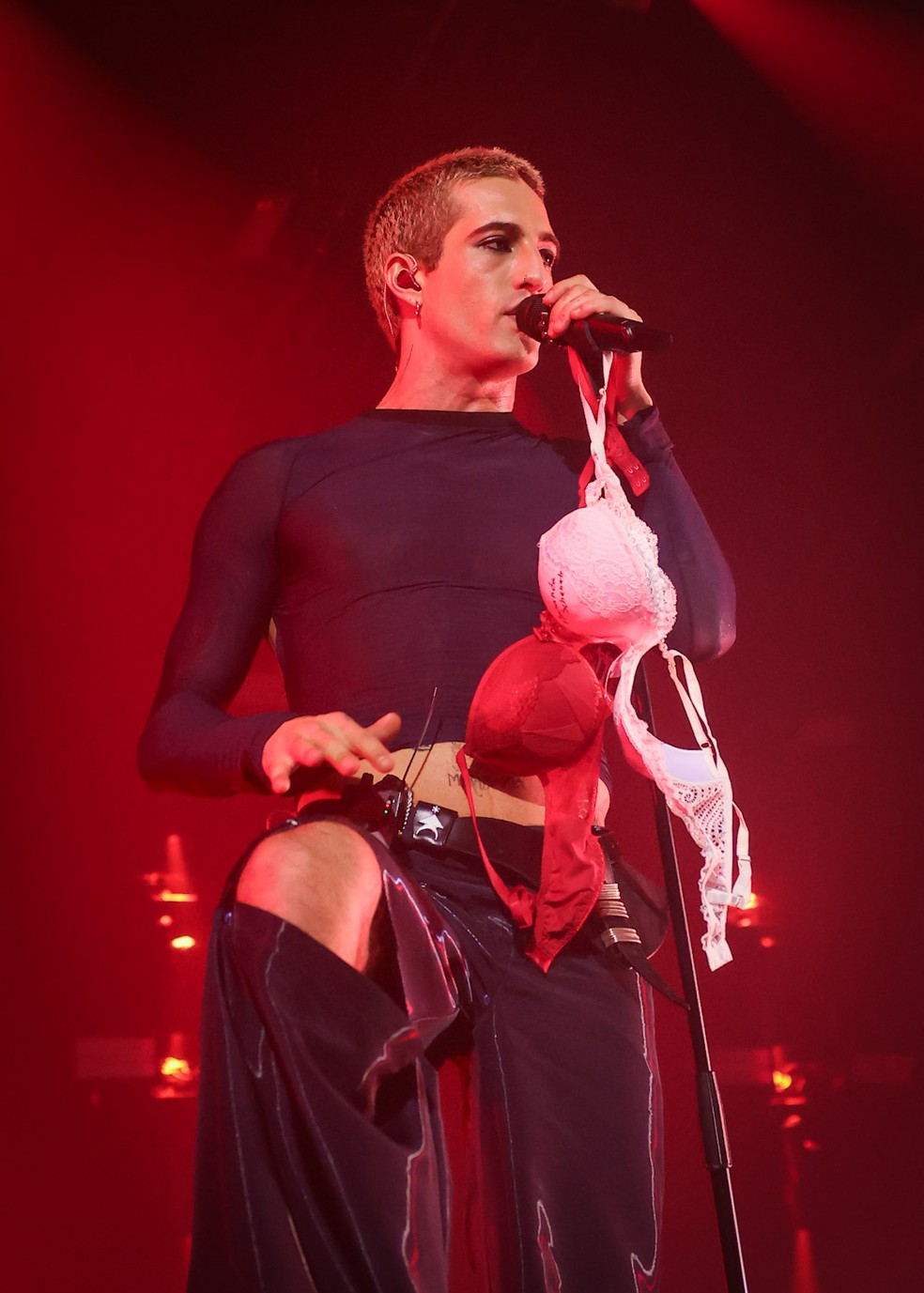Damiano David, do Maneskin, ganha sutiãs de fãs em show em São Paulo — Foto: BrazilNews