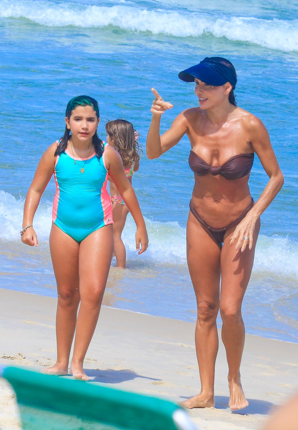 Deborah Secco curte praia com a filha — Foto: Fabrício Pioyani/AgNews