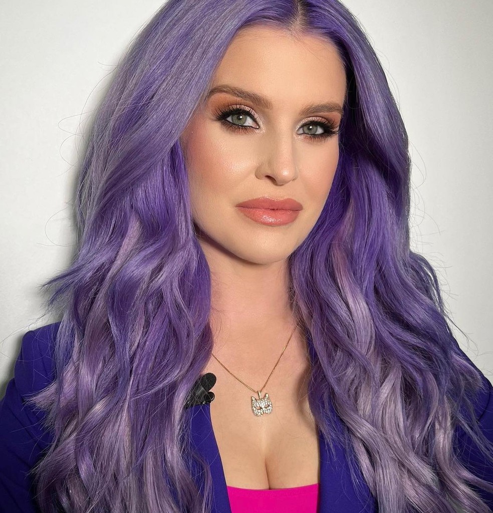 Kelly Osbourne mostra silhueta sequinha seis meses após dar à luz