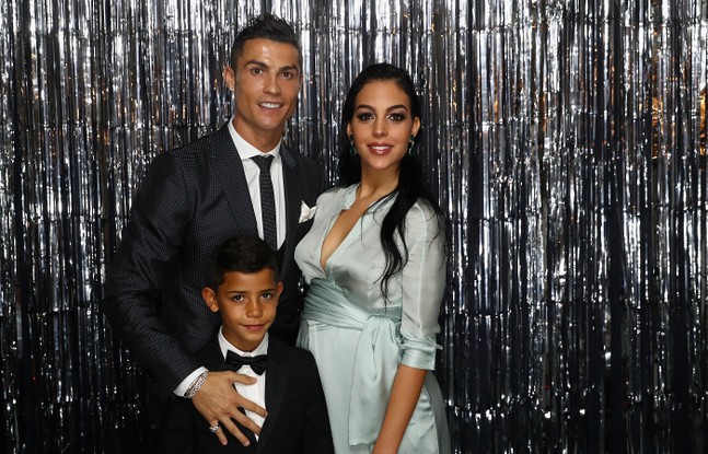 Cristiano Ronaldo e Georgina Rodriguez com o filho. Cristiano Ronaldo Jr., em 2017