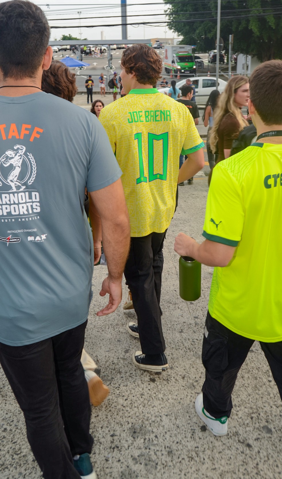 Joseph Baena, filho de Arnold Schwarzenegger, faz sucesso em evento em