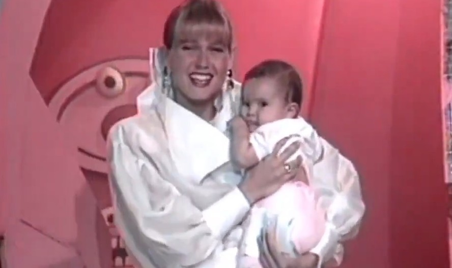Xuxa segura Lua Blanco, então com sete meses, no colo em edição do Xou da Xuxa de outubro de 1987