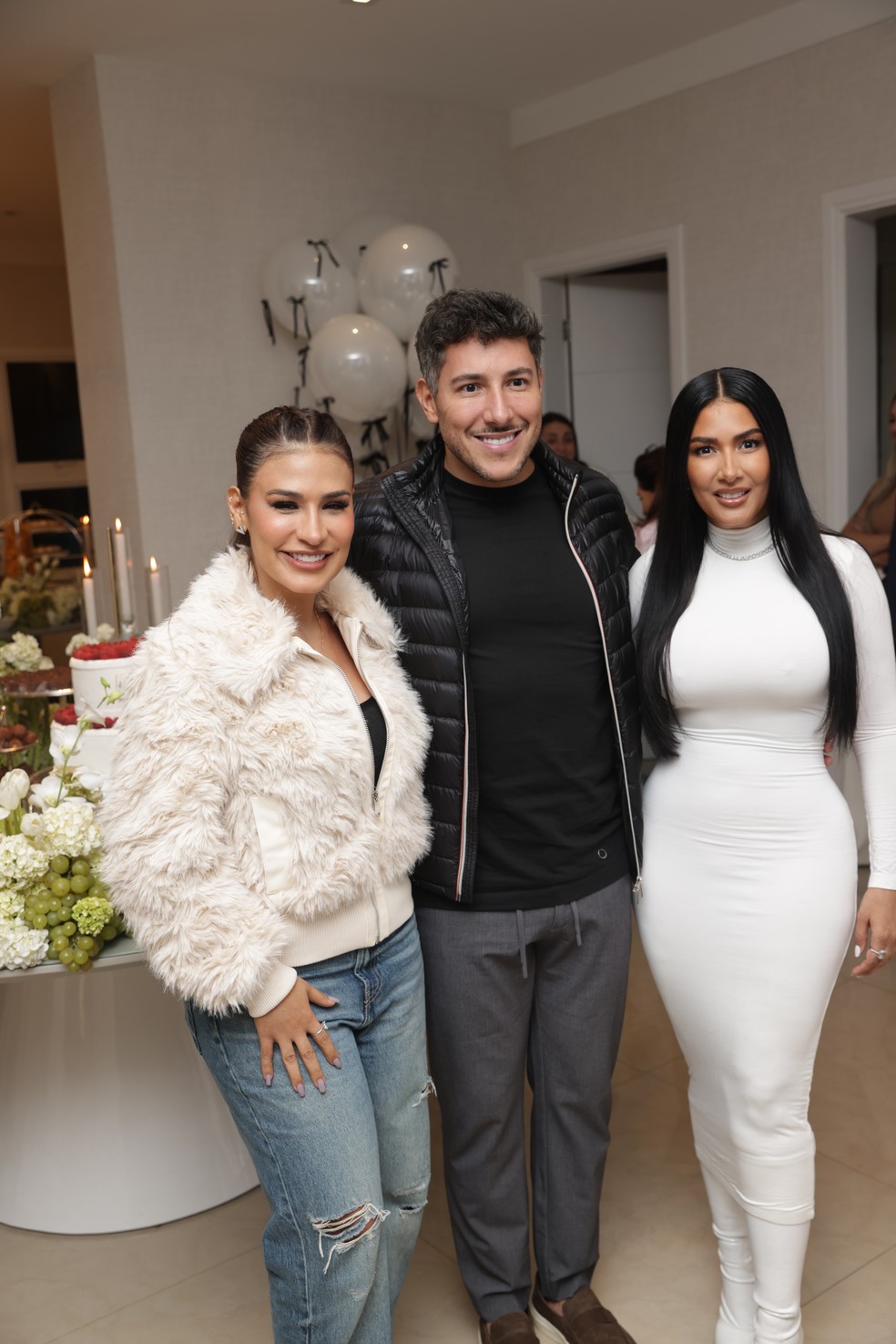 Simaria com os irmãos, Simone e Caio Mendes — Foto: Divulgação/TRUMPAS