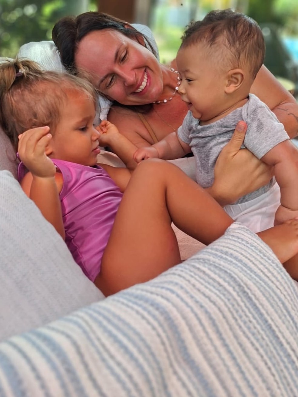Bento, filho do Thiaguinho e de Carol Peixinho, com as primas — Foto: Reprodução/ Instagram