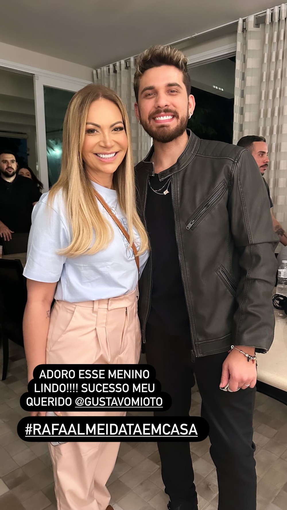 Sophia Valverde troca beijos e tieta Rafael Almeida em gravação do DVD dele