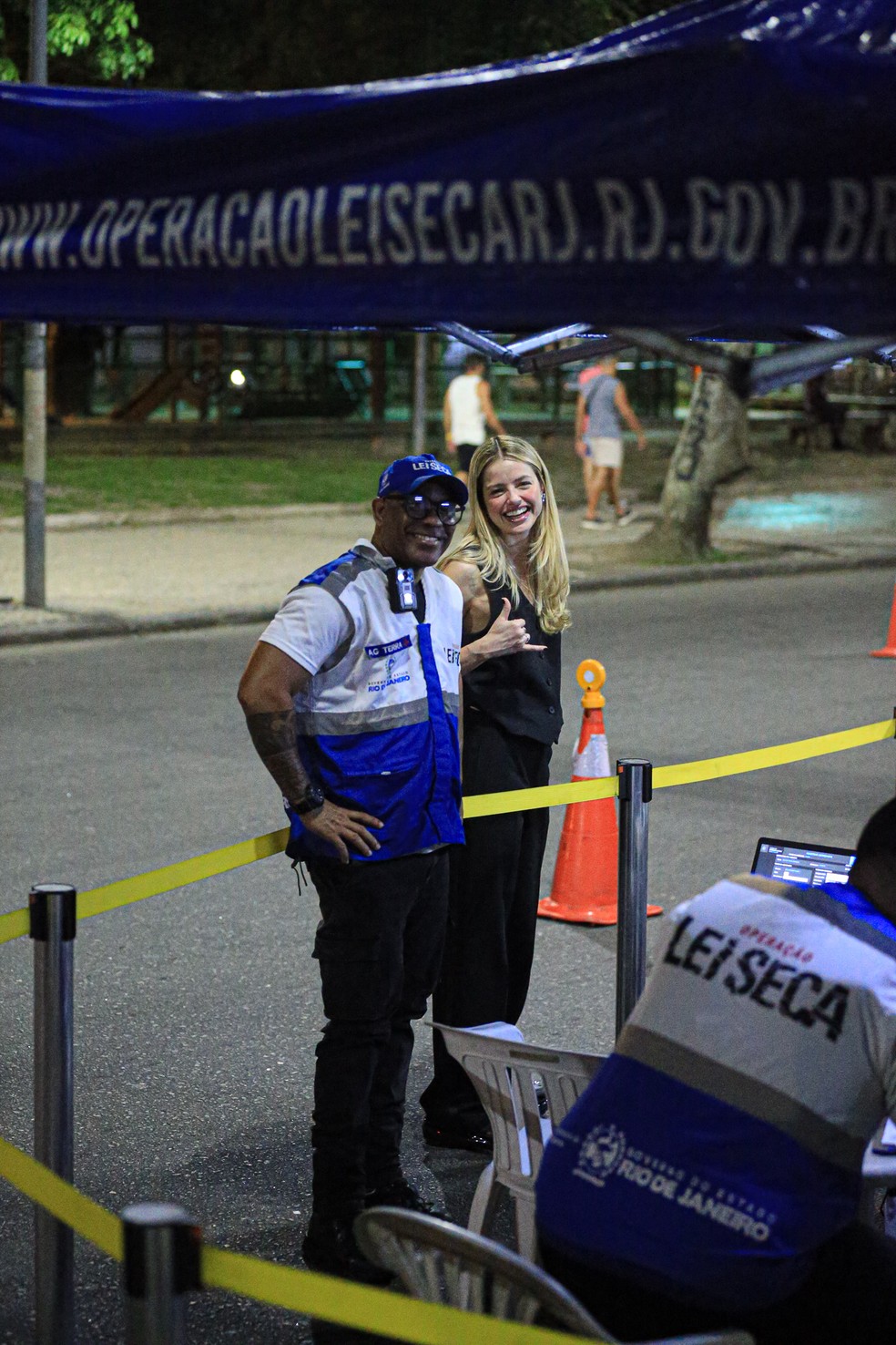Agatha Moreira é parada em blitz da Lei Seca e faz teste do bafômetro — Foto: Delson Silva/AgNews