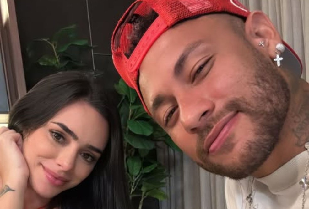 Neymar posa com Bruna Biancardi &mdash; Foto: Reprodu&ccedil;&atilde;o/Instagram