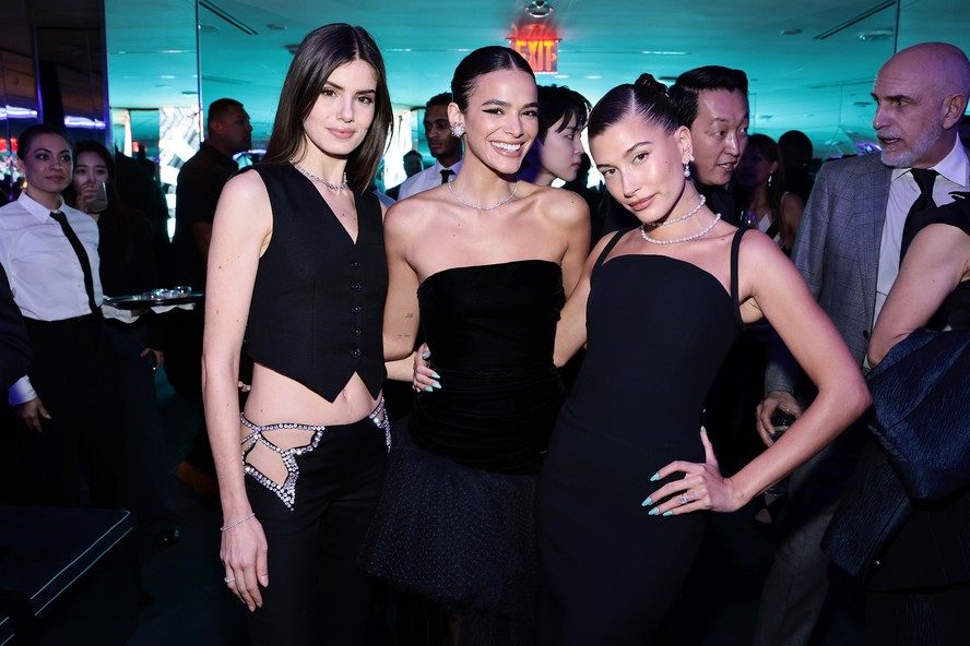 Camila Queiroz, Bruna Marquezine e Hailey Bieber em evento em NY