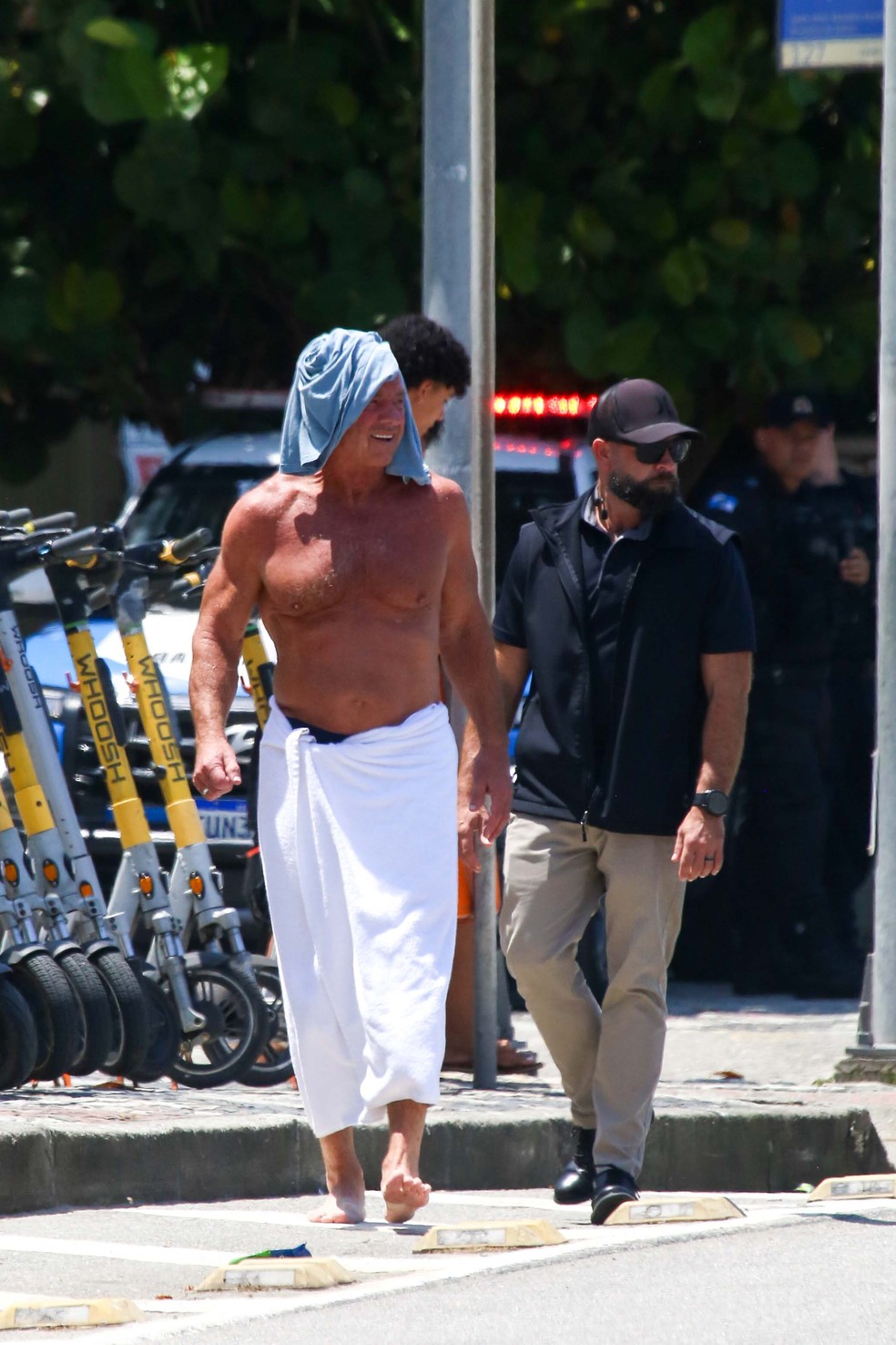 Robert F. Kennedy Jr., pai de Conor Kennedy e secretário de saúde dos EUA, aproveita praia no Rio de Janeiro antes do casamento do filho com Giulia Be — Foto: AgNews