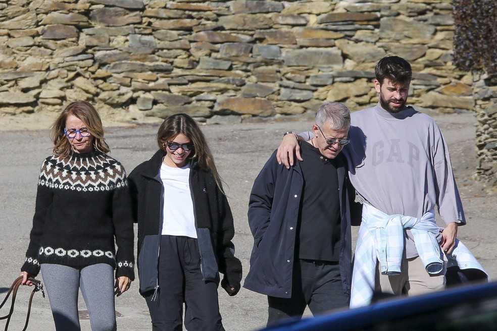 Gerard Piqué com a namorada, Clara Chía, e os pais, Joan e Monserrat — Foto: The Grosby Group