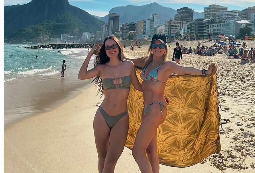 Helô Pinheiro usa biquíni azul para curtir praia de Ipanema com a neta