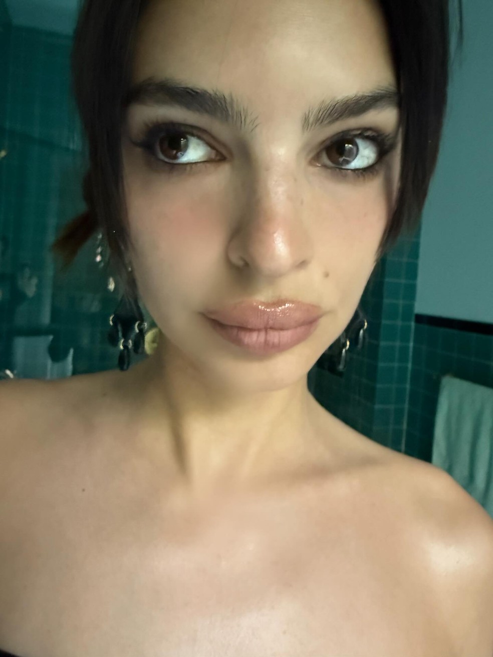 Emily Ratajkowski abre álbum curtindo aniversário com amigas em praia — Foto: Reprodução/Instagram