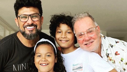 Luiz Fernando Guimarães celebra três anos de 'amor à primeira' vista pelos filhos