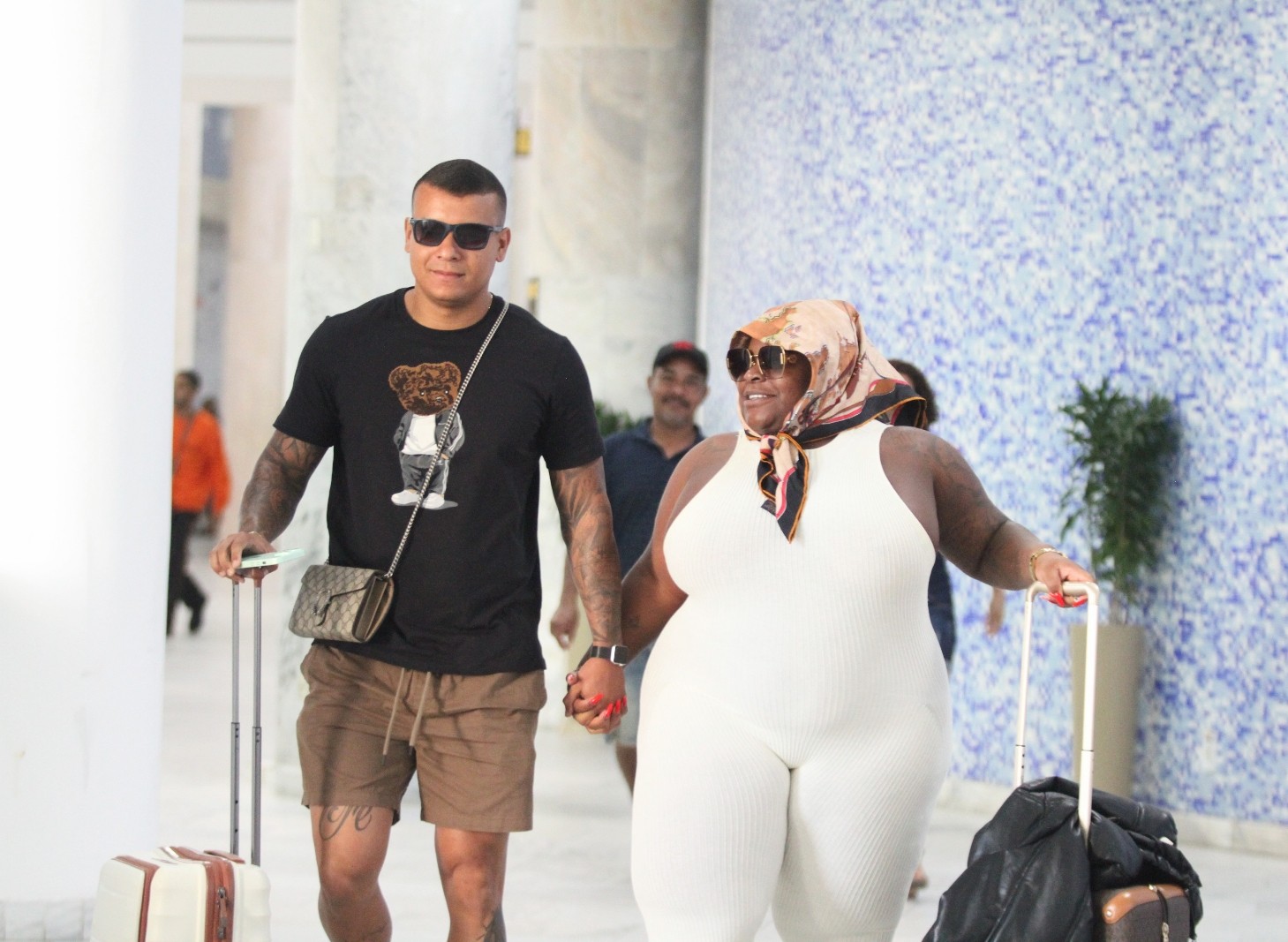 Jojo Todynho desembarca no aeroporto Santos Dumont de mãos dadas com seu novo affair — Foto: Adão/AgNews