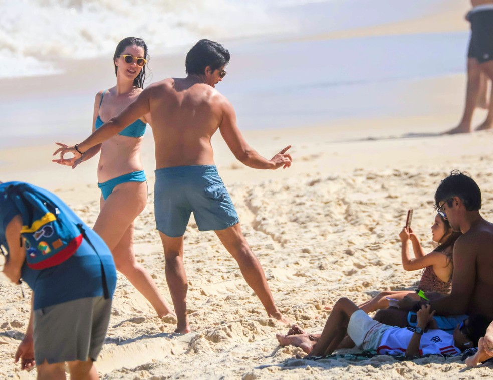 Nathalia Dill posa para fotos feitas pela filha em praia carioca — Foto: Daniel Delmiro/AgNews