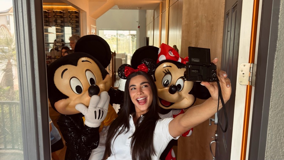 Gabriela Versiani e Murilo Huff curtem café da manhã em família com Mickey e Minnie em Orlando — Foto: Reprodução/Instagram