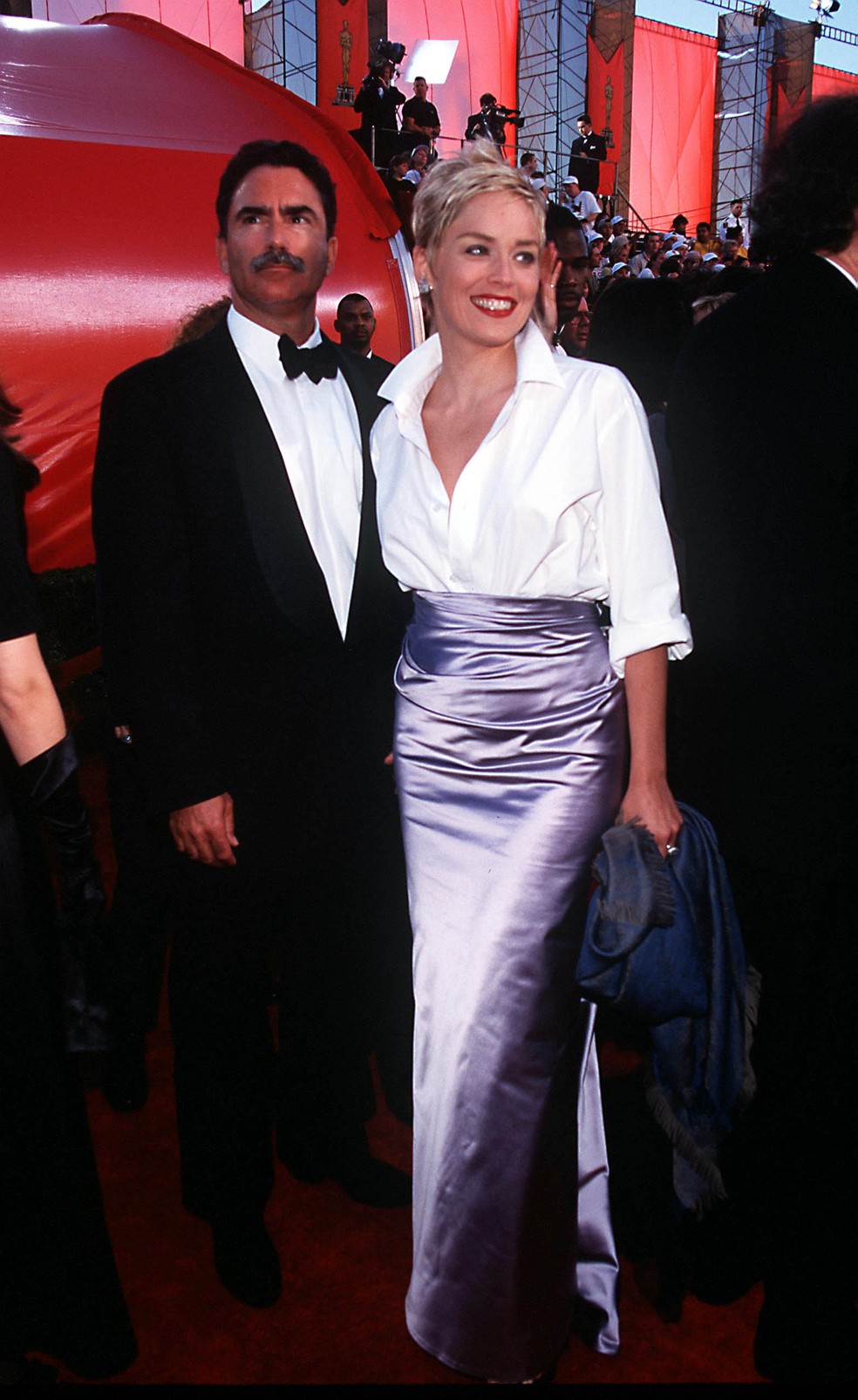 Sharon Stone no Oscar de 1998, usando Gap e Vera Wang — Foto: Getty