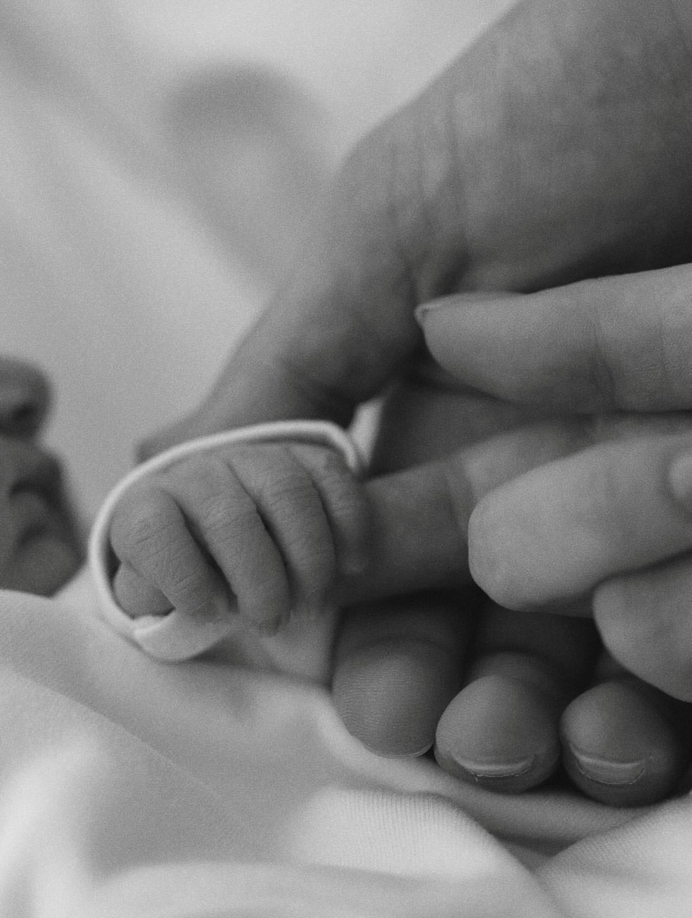 Camila Queiroz e Klebber Toledo anunciam nascimento da filha — Foto: Reprodução/Instagram