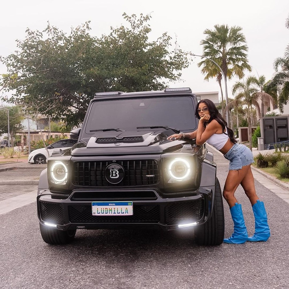 Ludmilla realiza sonho, compra carrão de luxo milionário exclusivo e vai a  evento com ele; fotos