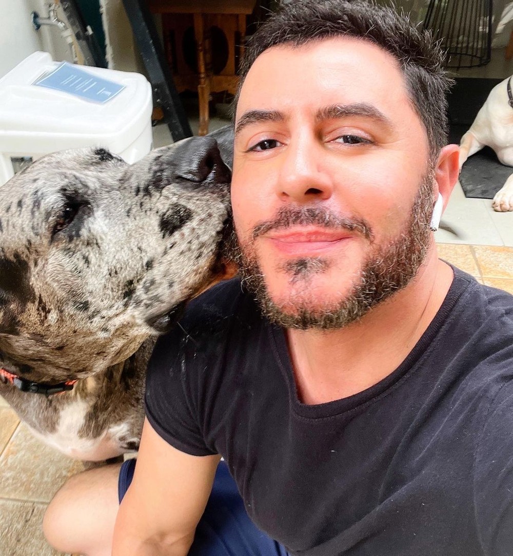 Visual de Ricardo Tozzi chama atenção e viraliza: 'O que aconteceu?'