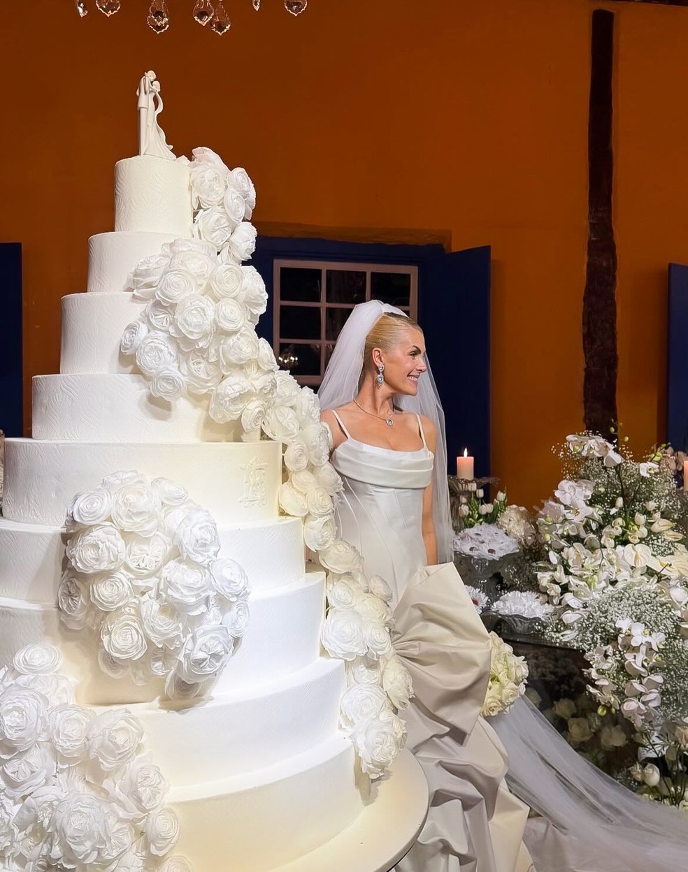 Ana Hickmann ao lado do bolo de casamento enorme — Foto: Reprodução/Instagram