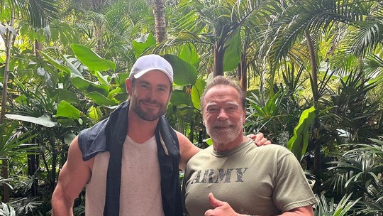 Chris Hemsworth e Arnold Schwarzenegger treinam juntos em academia em SP