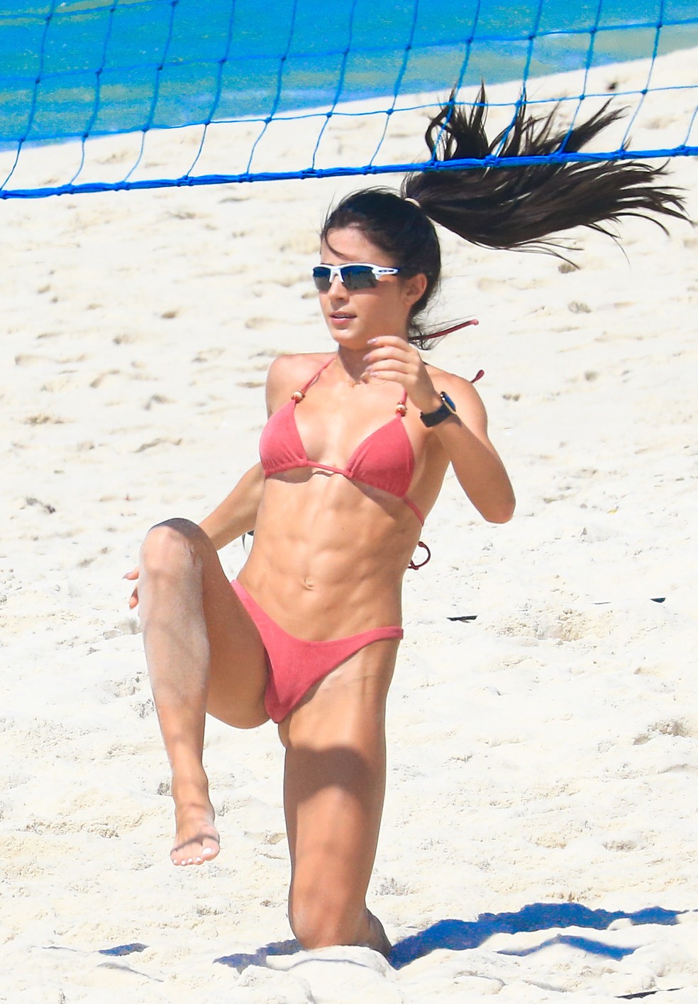 Jade Picon joga futevôlei — Foto: Fabrício Pioyani/Agnews