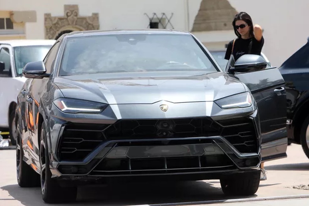 Kendall Jenner tem coleção de carros de mais de R 21 milhões; fotos