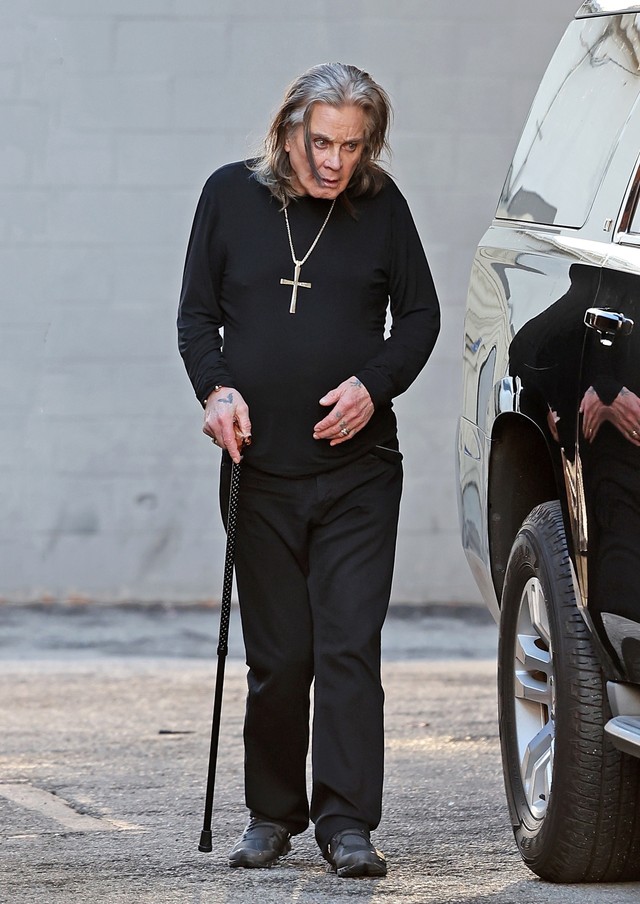 Com Parkinson, Ozzy Osbourne caminha sem bengala após se recuperar de