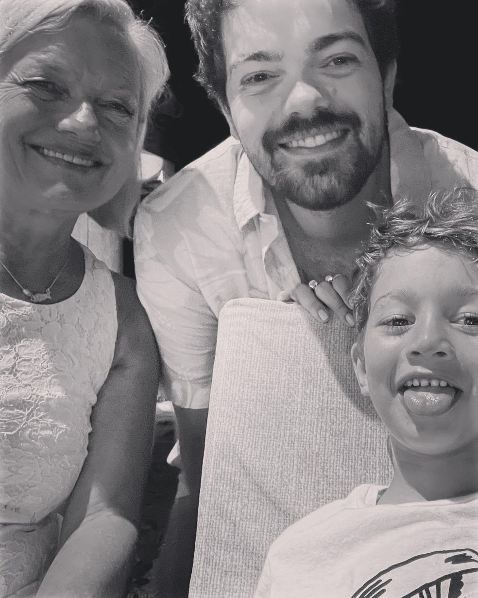 Renate Elisabeth e Angelo Wolf, mãe e irmão de Sophie Charlotte, com o filho da atriz, Otto — Foto: Reprodução/Instagram