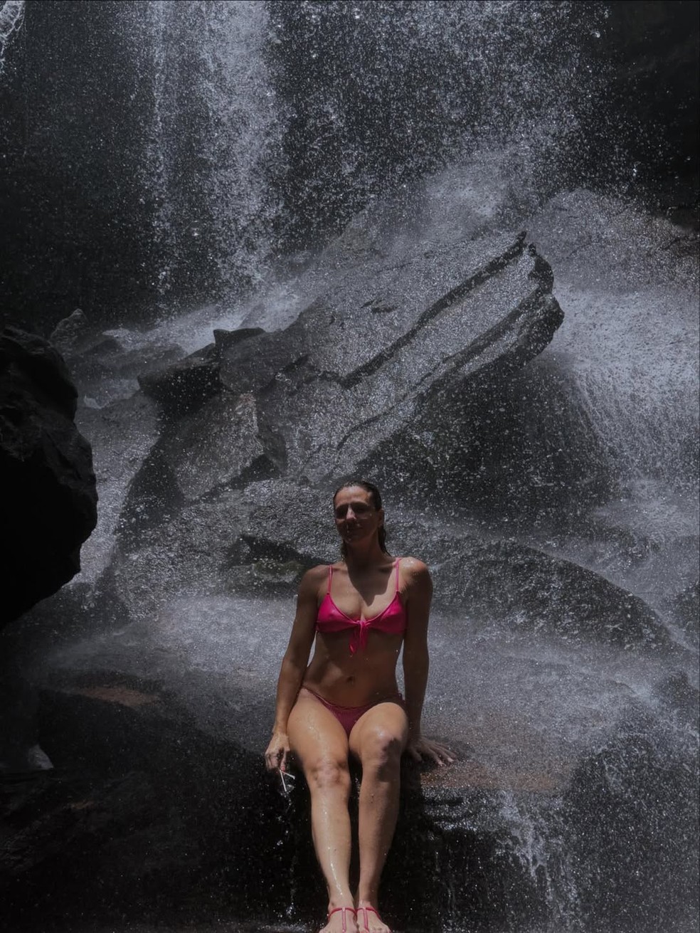 A atriz Carol Hubner na Cachoeira do Mistério, na Chapada dos Guimarães, em Mato Grosso — Foto: Reprodução/Instagram