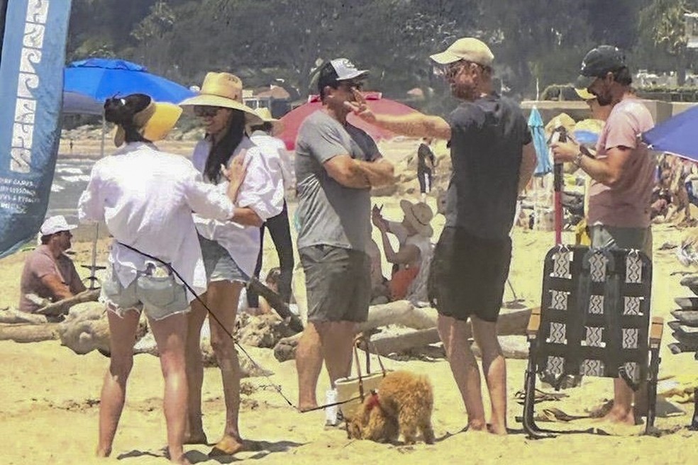Meghan e Harry vão à praia com filho — Foto: The Grosby Group