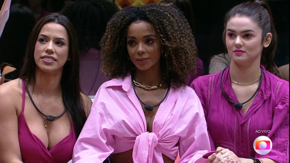 Brunna Gonçalves (meio) usou rosa na sua eliminação do BBB 22 — Foto: TV Globo/Reprodução