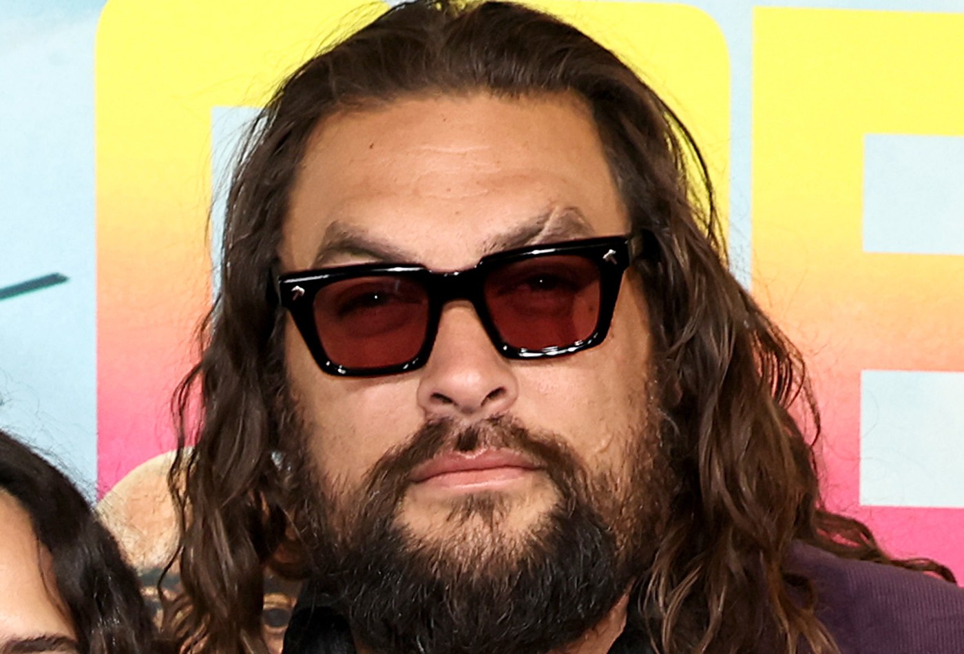 Jason Momoa, o Aquaman, faz aparição rara com a namorada em première; fotos