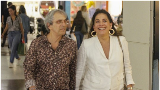 Morando em casas separadas, Totia Meireles passeia com marido em shopping do Rio