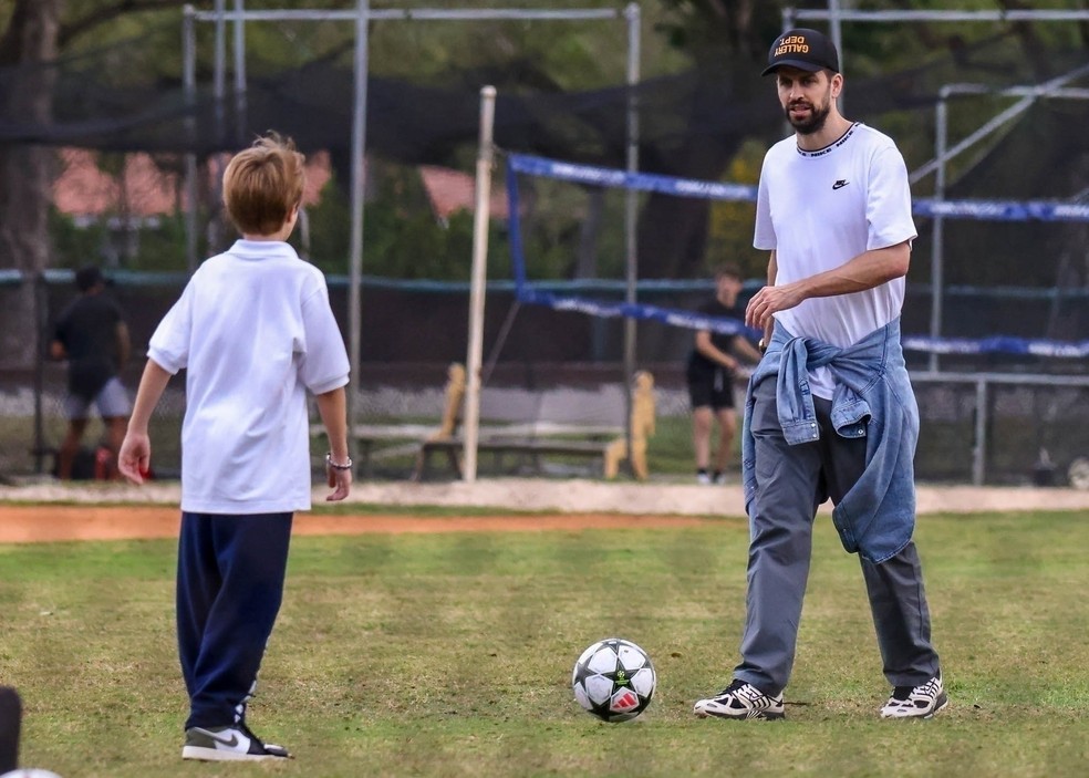 Em Miami, Piqué joga futebol com os filhos — Foto: The Grosby Group