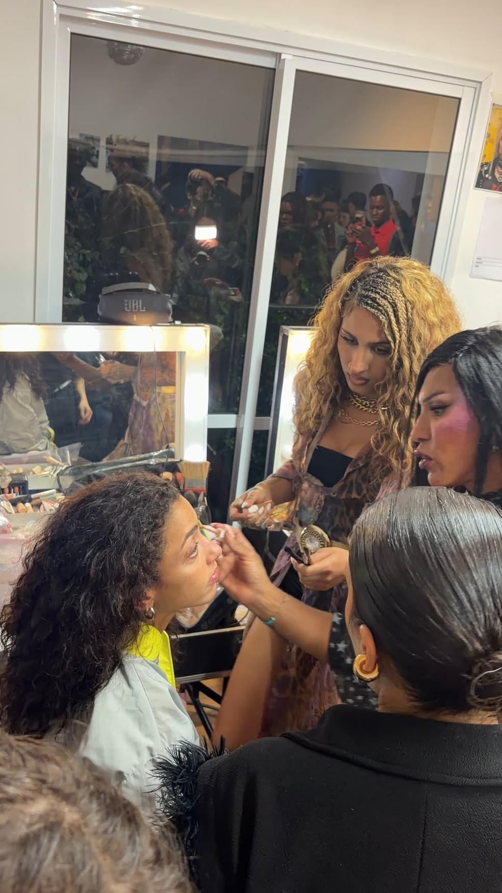 Alice Carvalho no backstage do desfile da FORCA — Foto: QUEM
