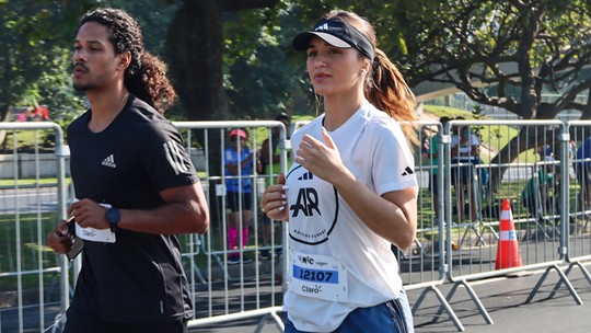 De shortinho, Rafa Kalimann corre em maratona, no Rio