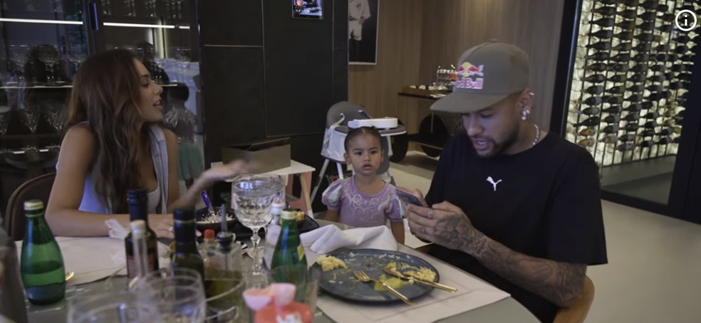 Neymar faz tour por sua casa em Santos — Foto: Reprodução/Instagram