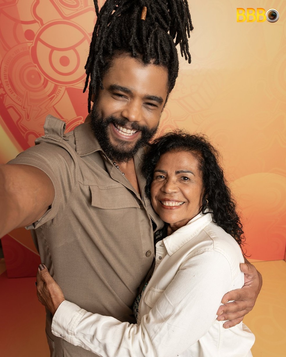 O ator Diogo Almeida entra no BBB 25 com a mãe, Vilma — Foto: Divulgação