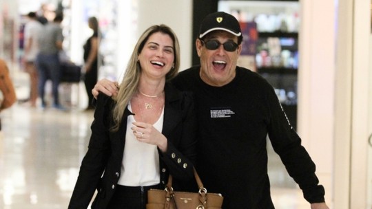 Sérgio Mallandro se diverte em dia de compras com a namorada no Rio