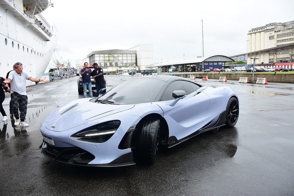 Belo chegou em carro para embarcar em cruzeiro  Foto: Will Dias / Brazil News