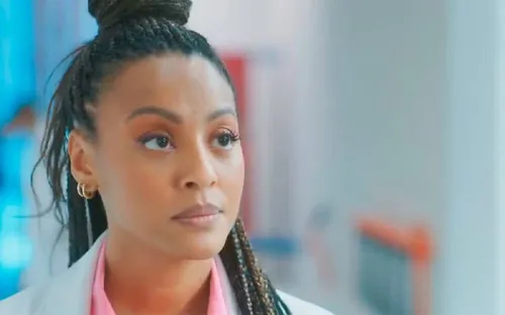 Bela se demite do hospital em 'Por Você' — Foto: TV Globo