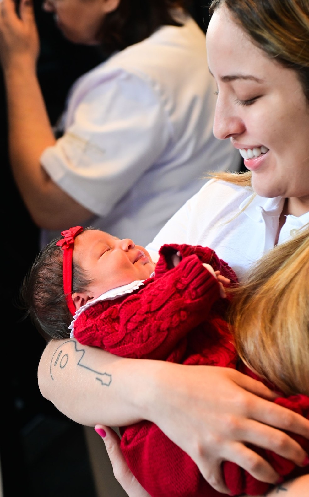 Mari Fernandez e Júlia Ribeiro deixam maternidade com primeira filha — Foto: Leo Franco/AgNews