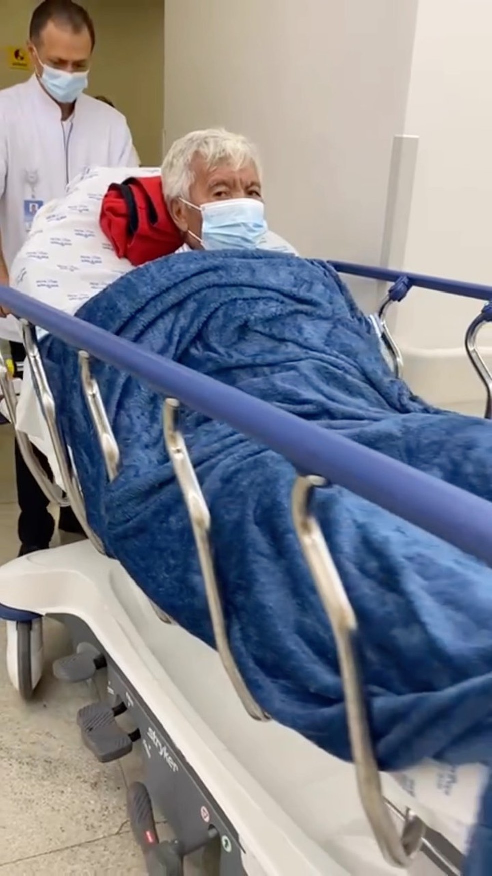 Roque, assistente de palco de Silvio Santos, é hospitalizado após queda em  condomínio em Jundiaí