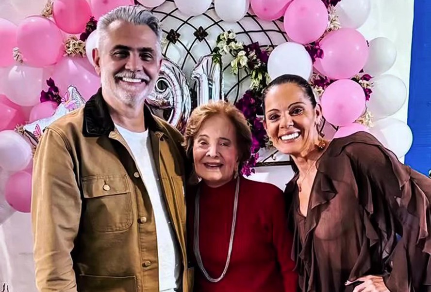 Glória Menezes completa 91 anos e ganha festa em família; vídeo