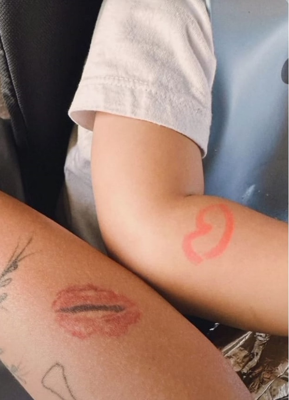 Bianca Andrade 'tatua' filho com desenho de Boca Rosa; veja resultado