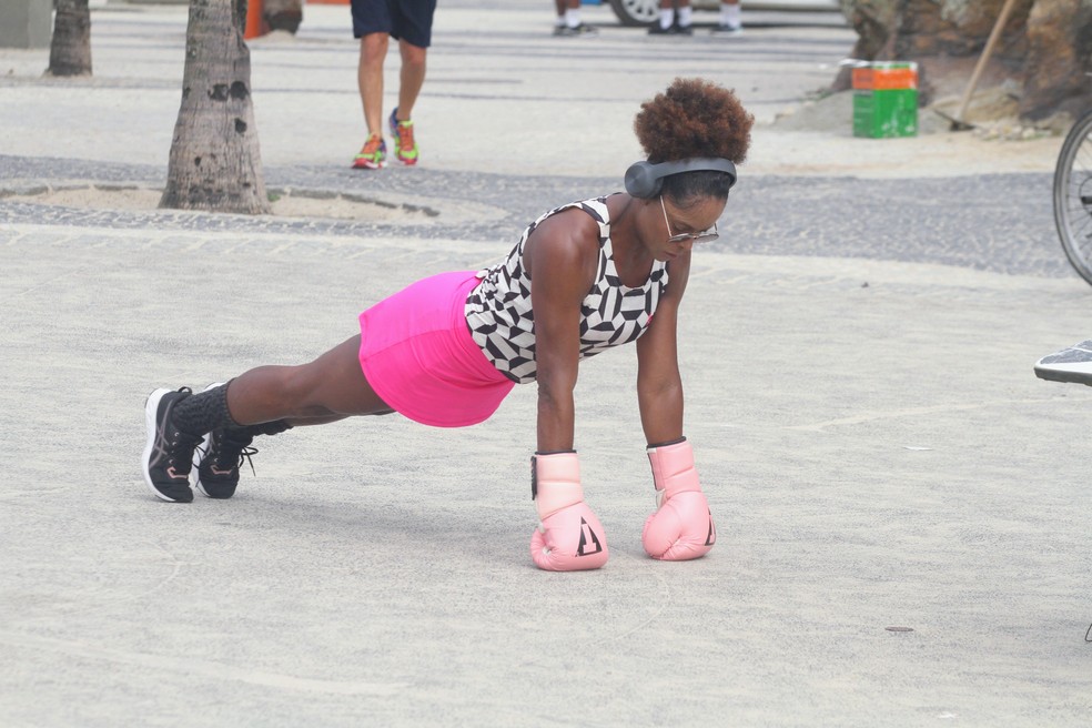 Adriana Bombom treina em praia do Rio  — Foto:   Dan Delmiro/ Agnews